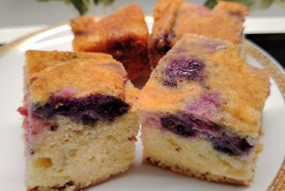 Thumbnail for 🎂 Poletno biskvitno pecivo z jagodami in borovnicami – mehko, barvito in čisto preprosto 🍓🫐