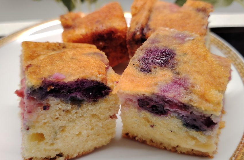 biskvitno pecivo z jagodami in borovnicami