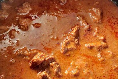 zgoščevanje govejega golaža s cvetačnim pirejem