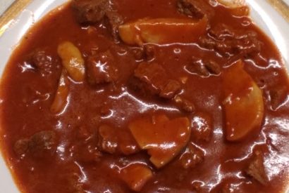 kako zgostimo goveji golaž z naribano zelenjavo ali gobami